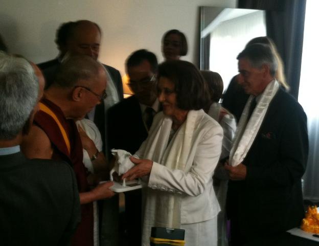Remise du trophée du Taureau blanc au Dalai-Lama